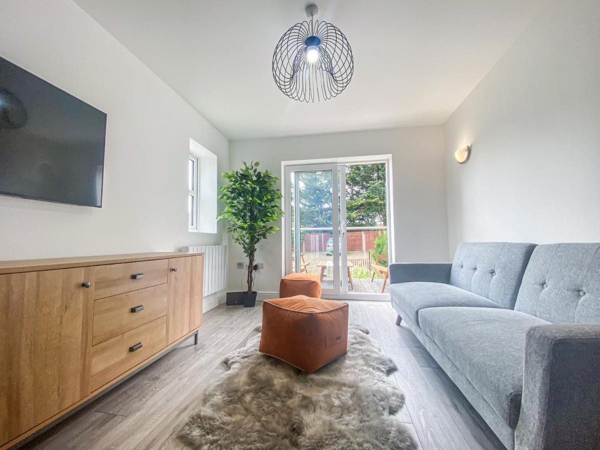 2 Bedroom City Centre Apartment In High Wycombe With Parking Exterior foto